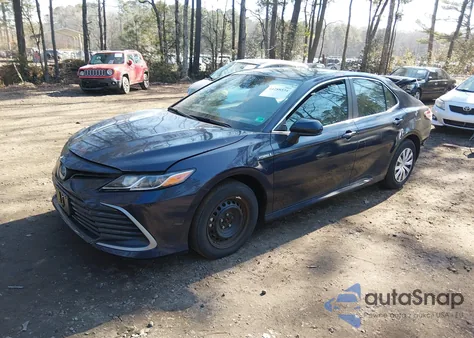 2021 Toyota Camry Le Hybrid z USA, uszkodzony, nr VIN 4T1C31AK4MU569504